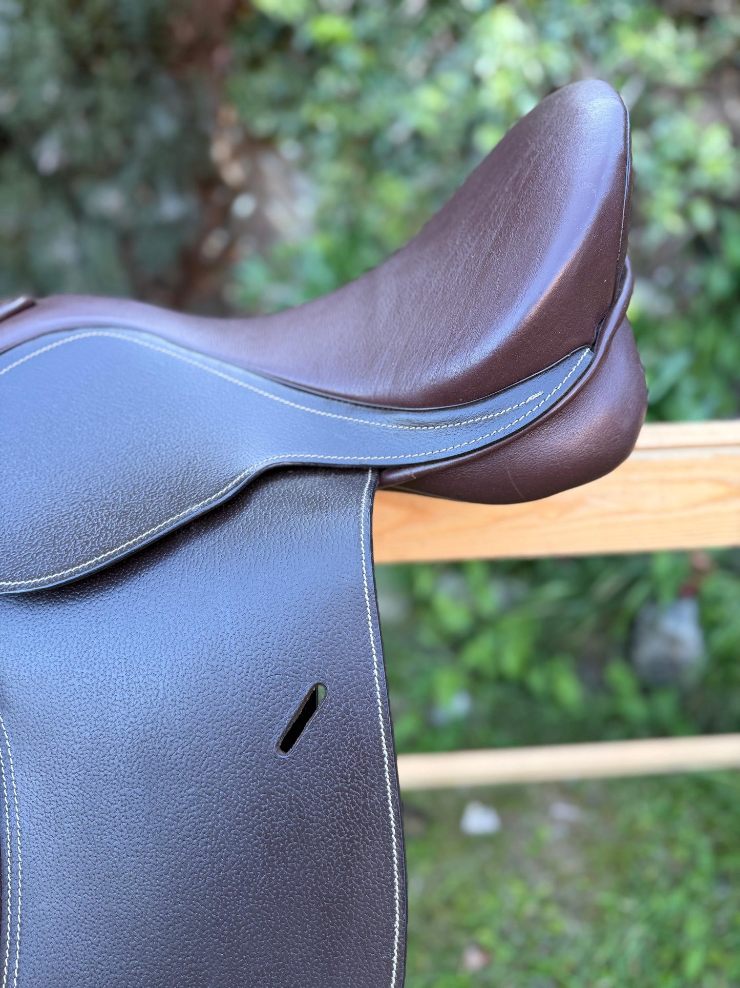 Premium Full Grain Brown Leather Jumping English Saddle 16 and 17 Inch Comfortable Seat