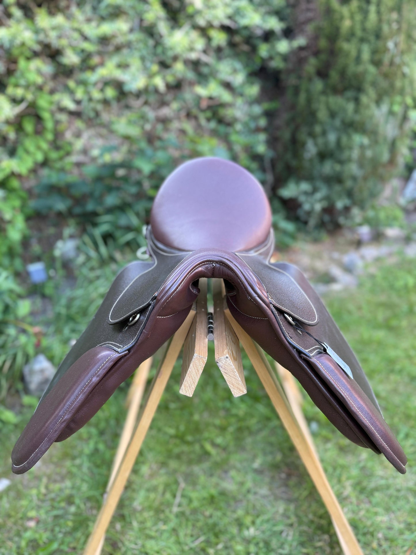 Premium Full Grain Brown Leather Jumping English Saddle 16 and 17 Inch Comfortable Seat