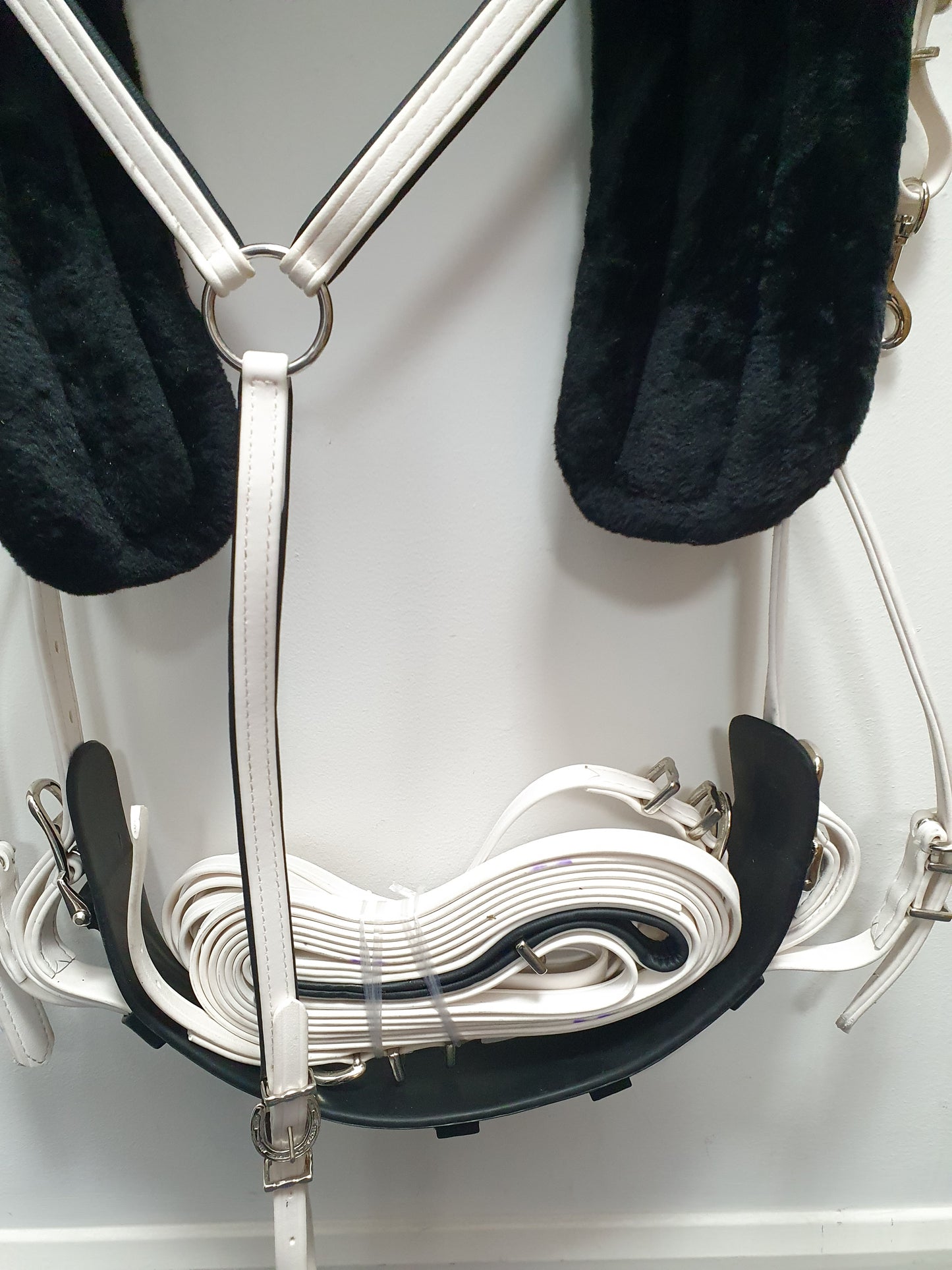 Quick Hitch Harness with Horse shoe fitting White and Black