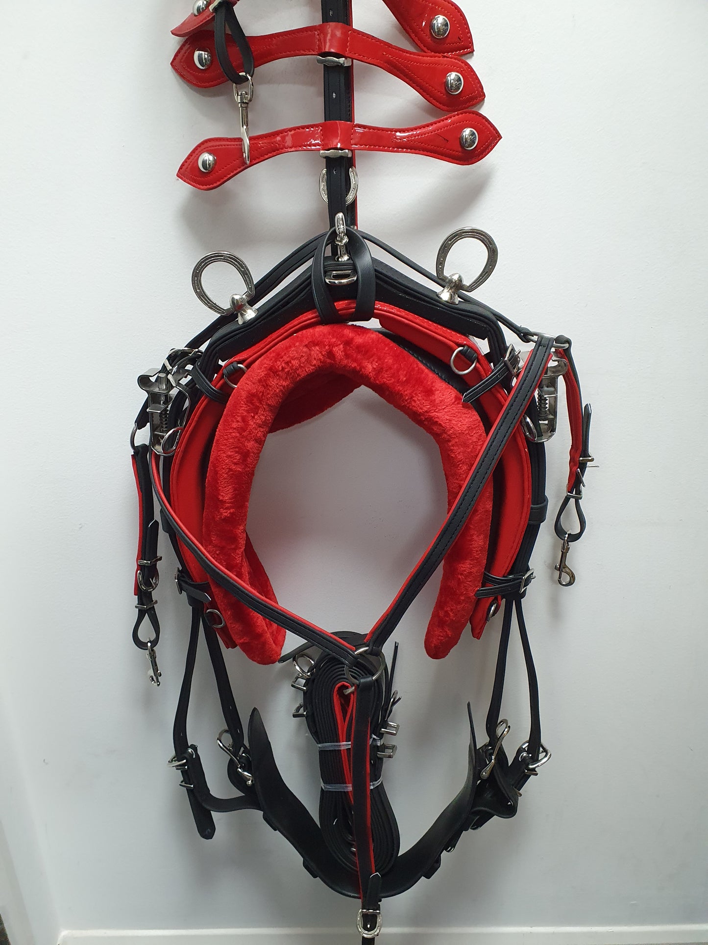 Quick Hitch Harness with Horse shoe fitting Black and Red Pony size