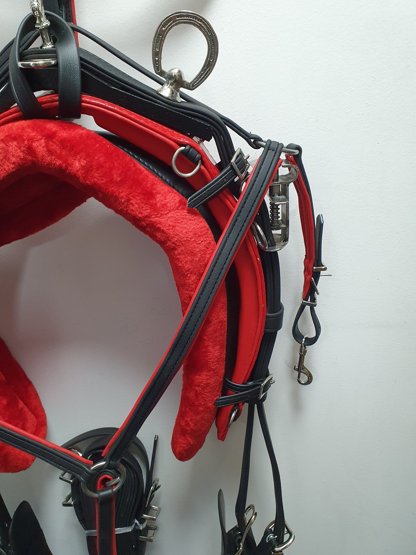 Quick Hitch Harness with Horse shoe fitting Black and Red Pony size