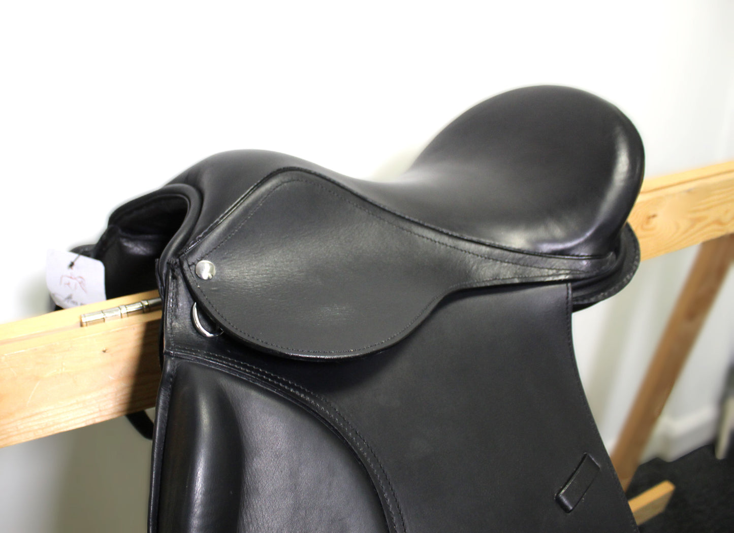 Leather horse general purpose Treeless Saddle Black colour size 16 and 17