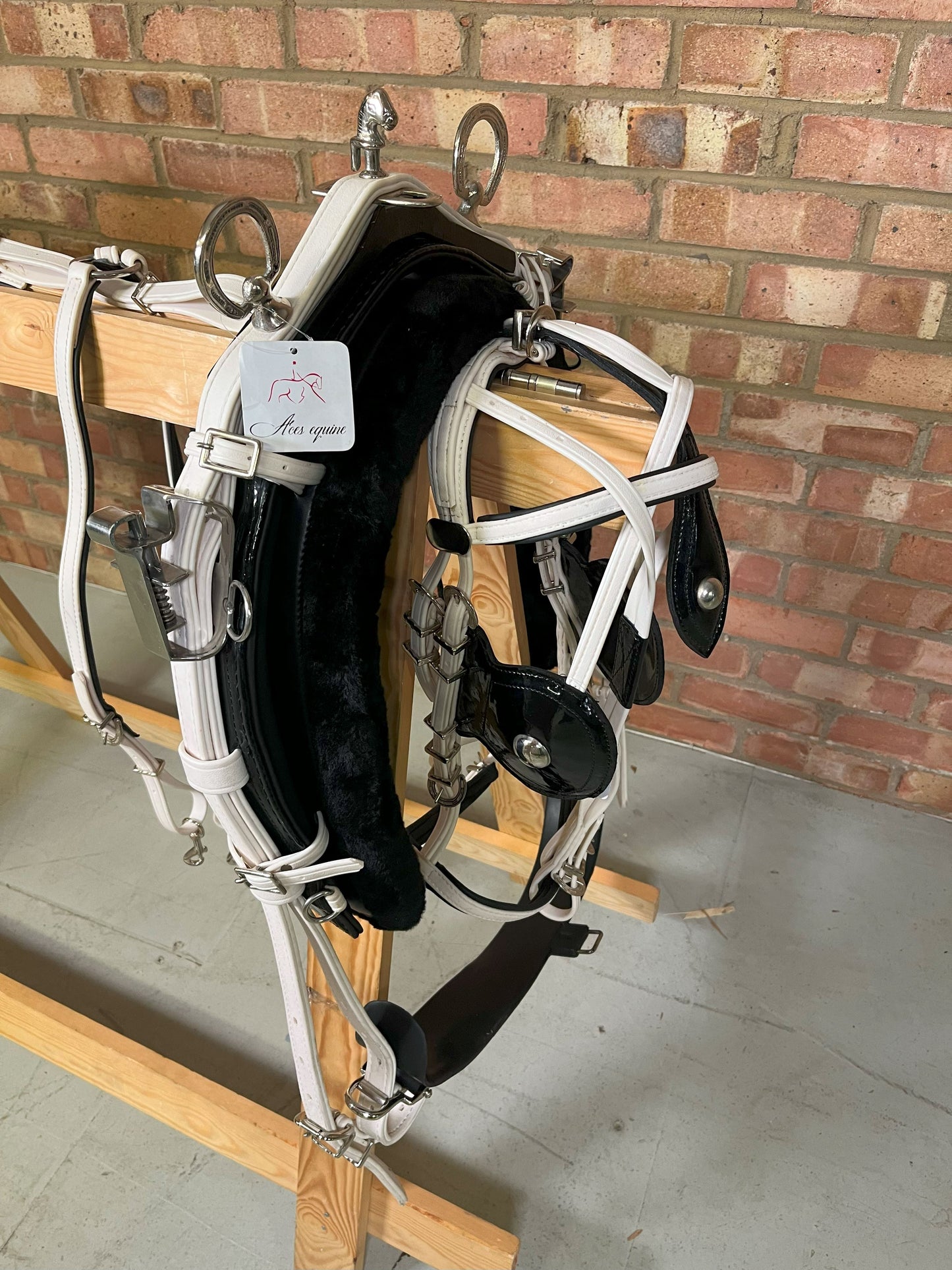 Quick Hitch Harness with Horse shoe fitting White and Black Size Full Cob Pony Small Pony Shetland and Mini Shetland