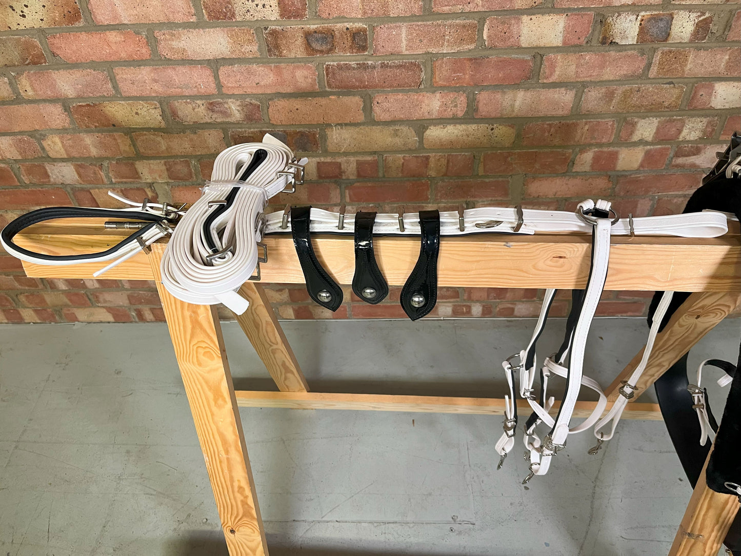 Quick Hitch Harness with Horse shoe fitting White and Black Size Full Cob Pony Small Pony Shetland and Mini Shetland