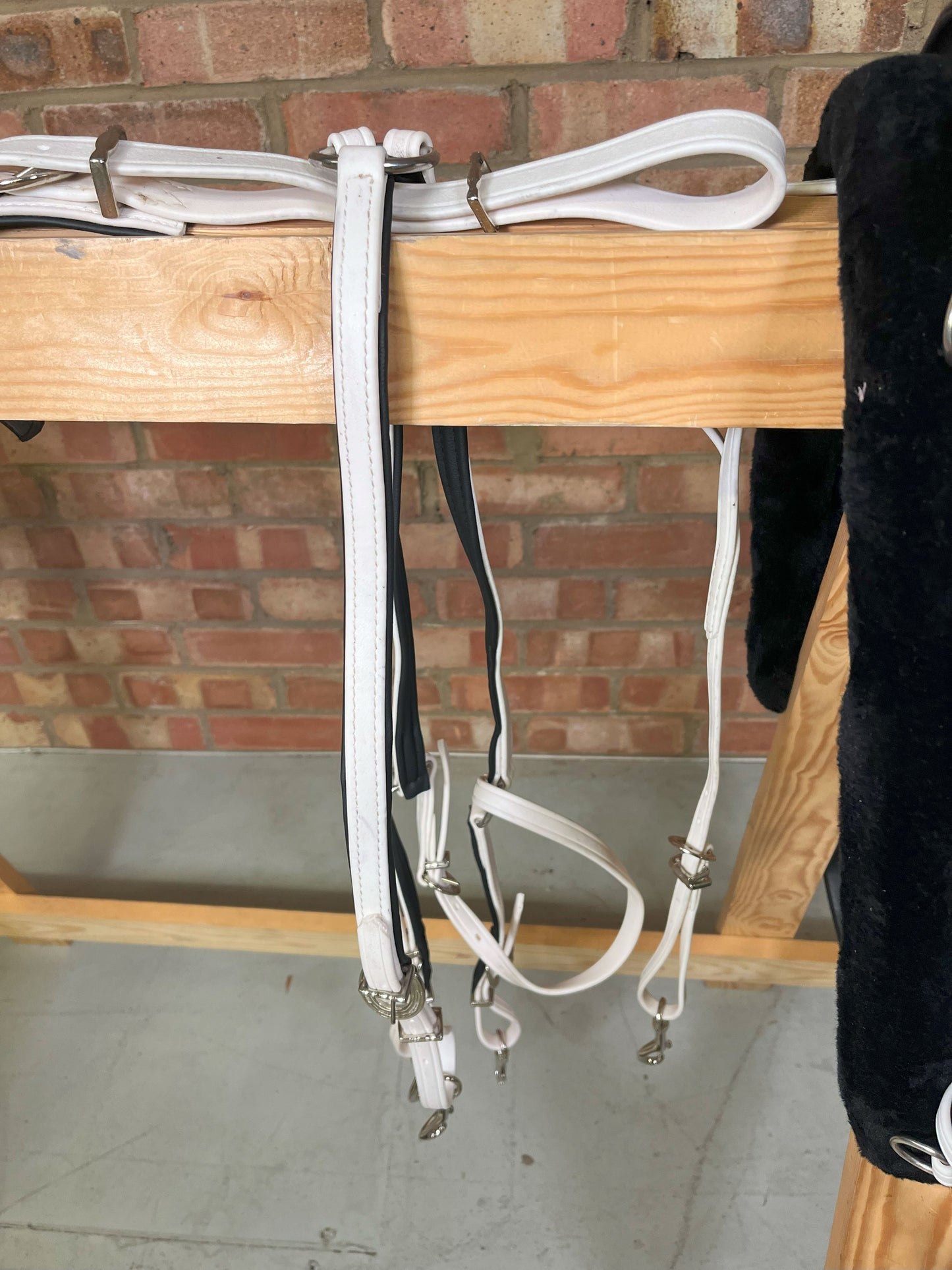 Quick Hitch Harness with Horse shoe fitting White and Black Size Full Cob Pony Small Pony Shetland and Mini Shetland