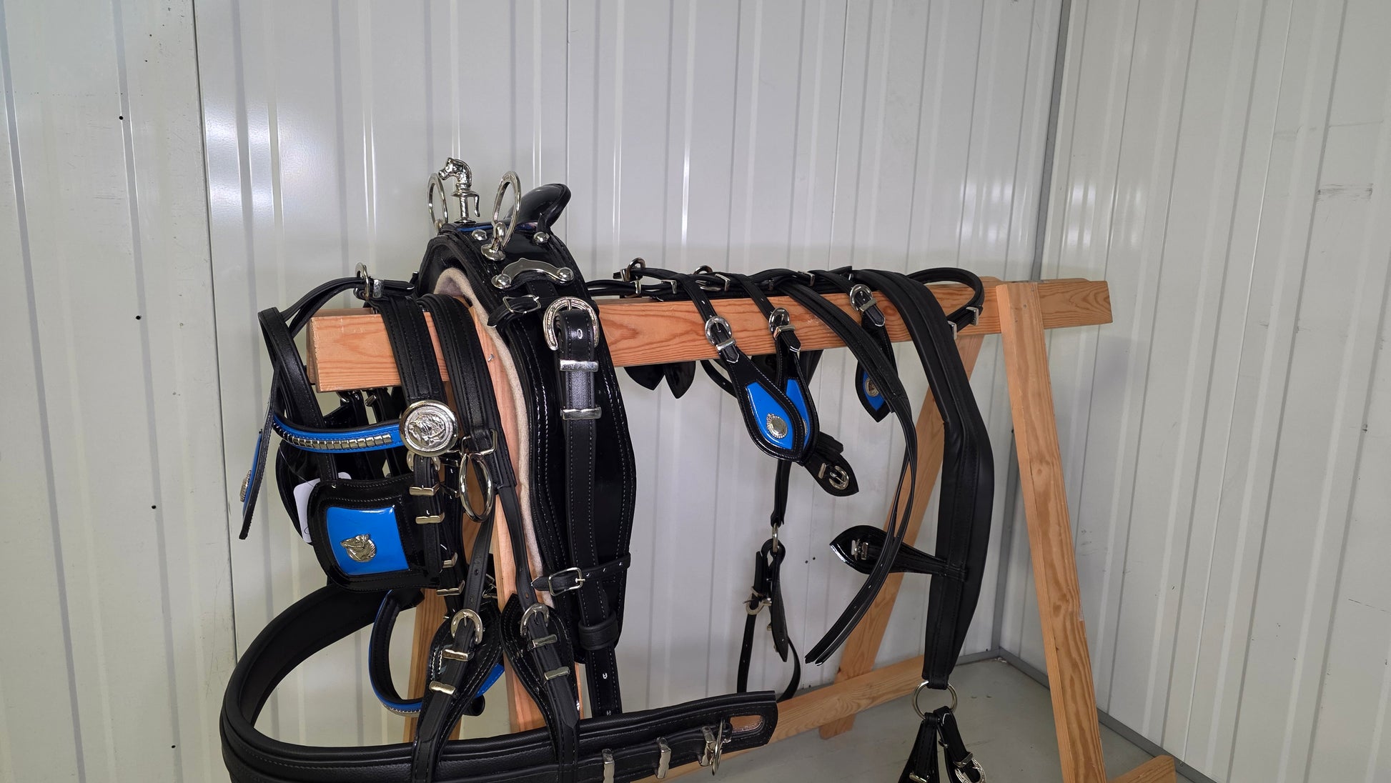LeatherTiedownDrivingHarnessBlackBlue
