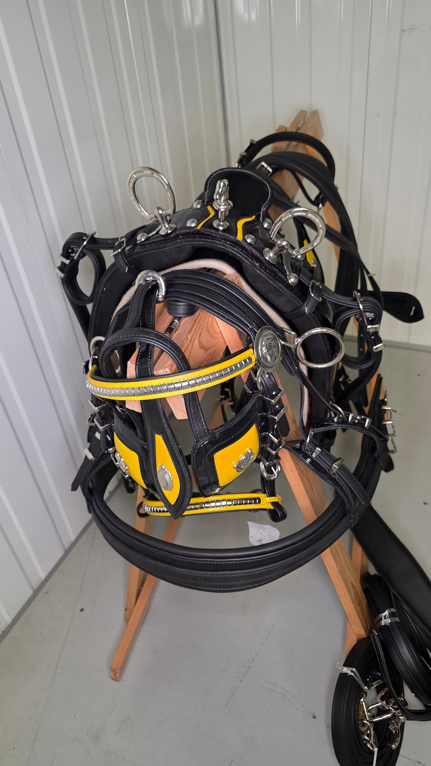 LeatherTiedownDrivingHarnessBlackYellow