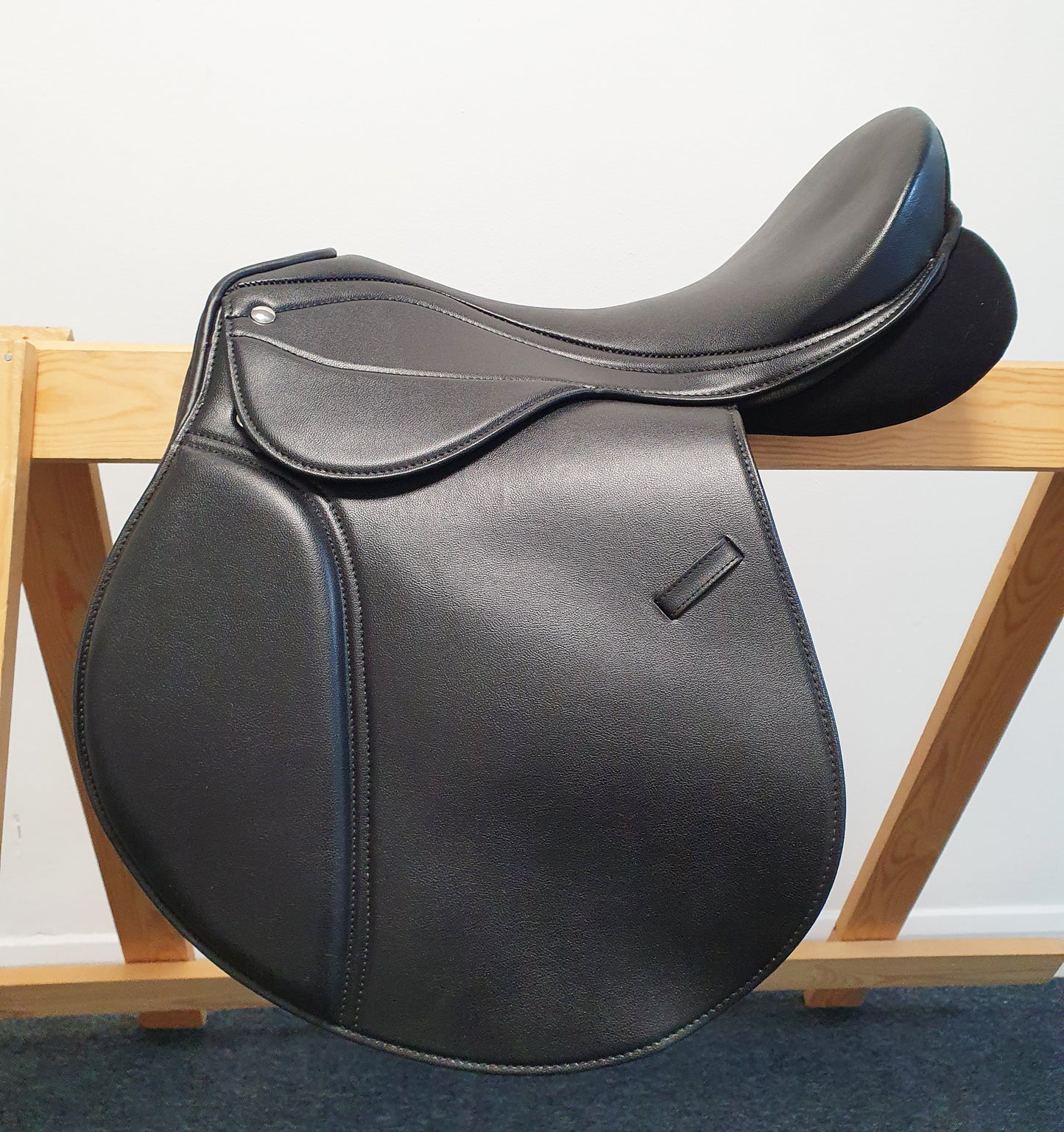 Synthetic Leather self adjusting all purpose Saddle with Changeable Gullet Black size 16 and 17