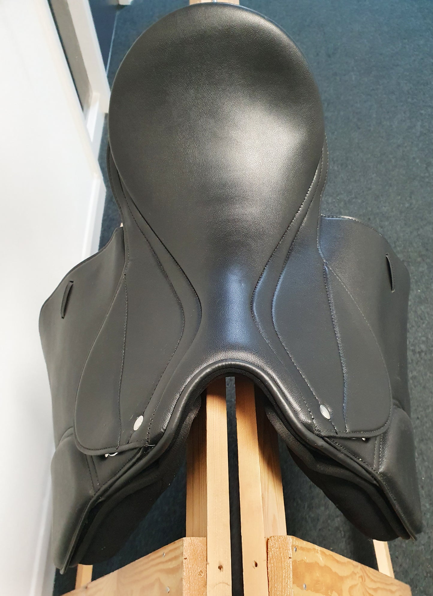 Synthetic Leather self adjusting all purpose Saddle with Changeable Gullet Black size 16 and 17
